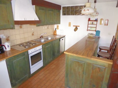 fully equipped kitchen:
refrigerator, stove with oven, dishwasher, microwave etc