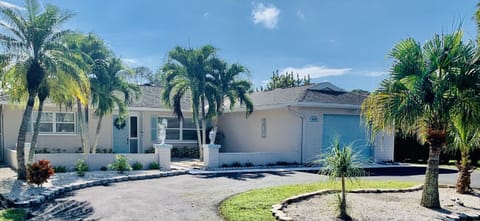 Coastal chic 3/2 home located in quite community. Feels like home! 