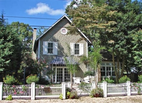 Award-winning traditional single-family cottage. Fenced and sunny front garden.