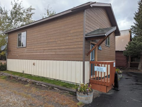 PXL 20231003 205106449