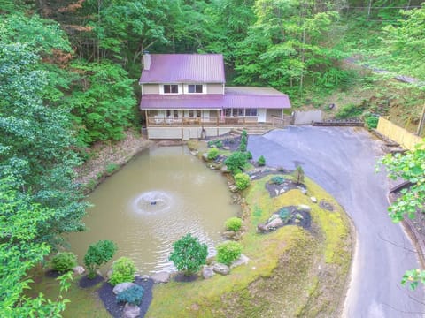 Secluded, cozy, peaceful, and Refreshing! Kids fishing with Dad, Mom resting!