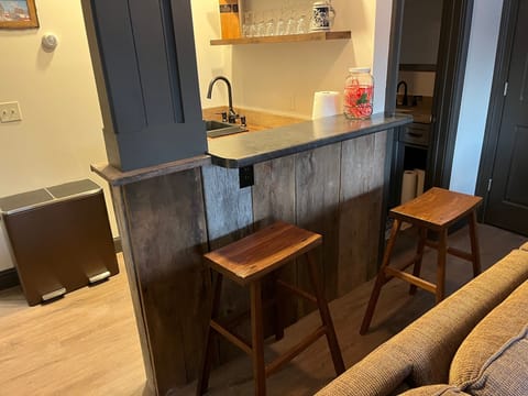 Wet bar and seating