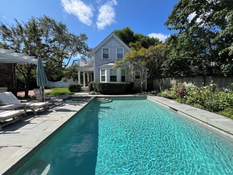 Pool / hot tub, patio 