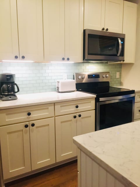 Shaker style cabinets with soft close doors and draws