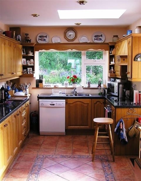 SUNNY, CLEAN, FULLY EQUIPPED KITCHEN