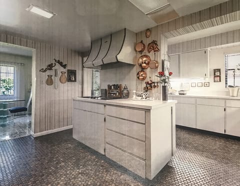 Large, fully equipped eat in kitchen.