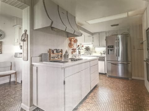 Large, fully equipped eat in kitchen.