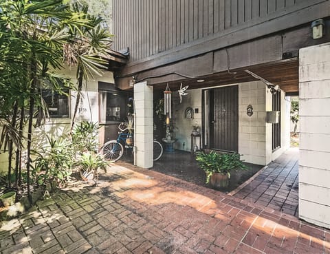 Short walk/bike to Rollins College and downtown Winter Park.