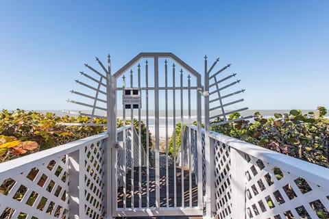 Gateway to the beach, locked