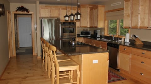 Fully-equipped gourmet kitchen