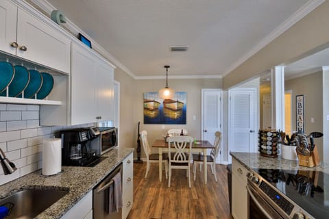 Kitchen / Dining area