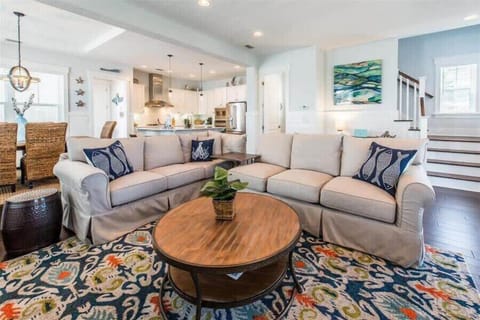 Large Sectional ~ Plenty of Seating for the Family!