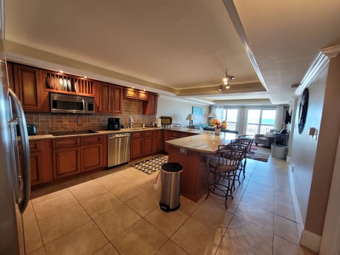 Large kitchen with a wrap around counter 