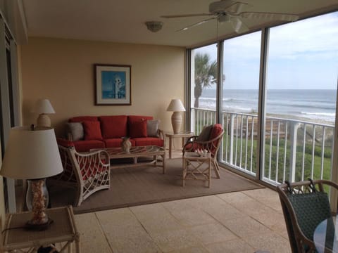 Lanai...with sounds of the ocean!