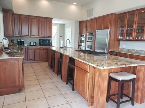 Large center island great for food preparation for large groups