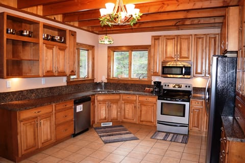 Perfect for Entertaining! Fully Equipped Kitchen for Cooking & Baking 