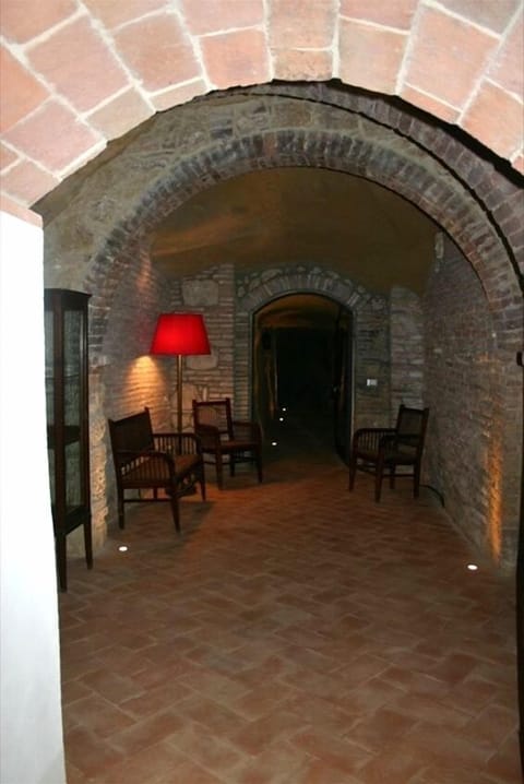 First floor additional sitting area with cave behind (wine cellar)