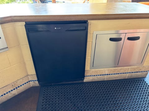 Refrigerator / Ice Maker