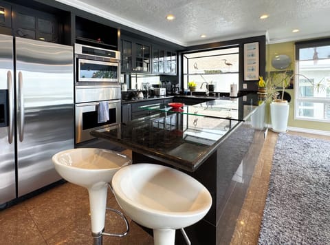 The fully equipped kitchen makes it easy to prepare your own meals.