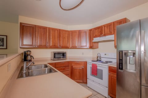 Full kitchen and dishwasher 