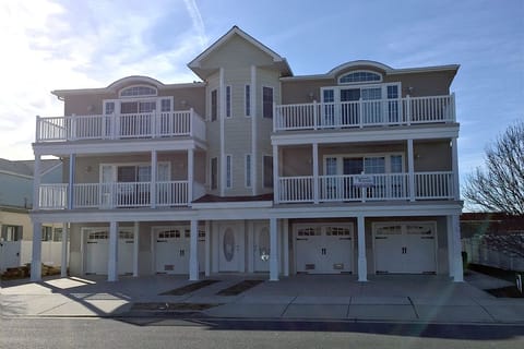 108 E.1ST AVENUE UNIT #200
NORTH WILDWOOD NJ
ACROSS THE STREET FROM "KEENAN'S!!"