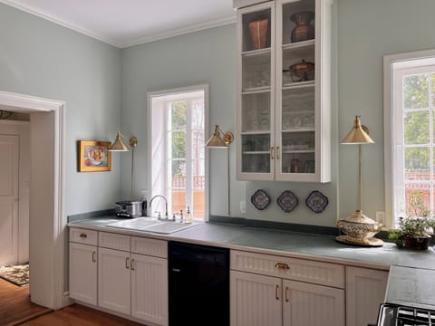 Fully-equipped kitchen (from serving platters to spices to (a) waffle maker!)