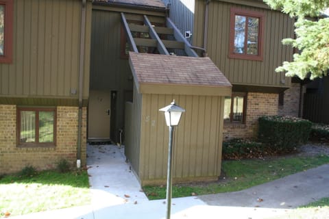 4 BR 3.5 full bath townhouse. Four levels with sunken living room.  Sleeps 12