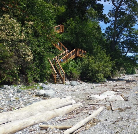 You can make a 'loop' and go back up to the top using a beautiful public stair.