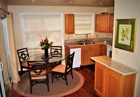Dining table can accommodate 6 people