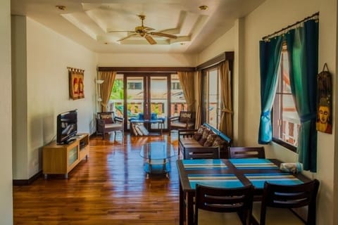 Rom Yen Guest House -Living/Dining room