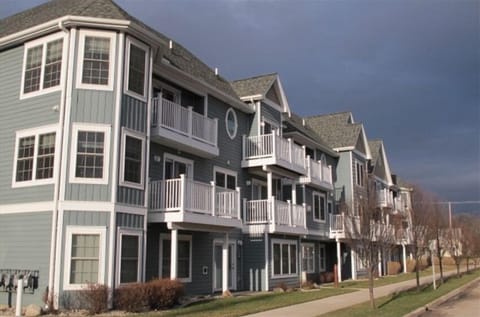 Quiet 3 bedroom condo on the 2nd and 3rd floors.