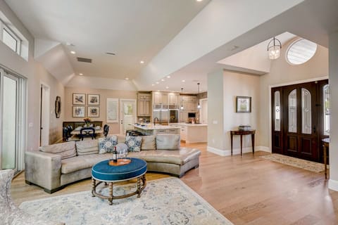 Entry/family room
