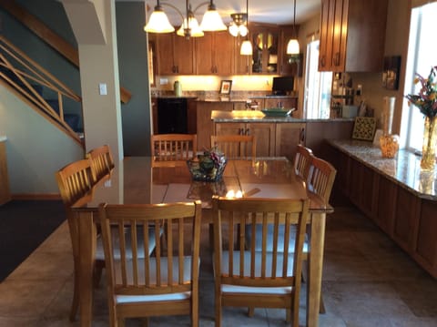 Kitchen table/kitchen view