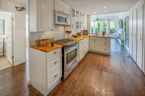 Kitchen w/ full complement of dinnerware, oven/stovetop, full refrigerator.