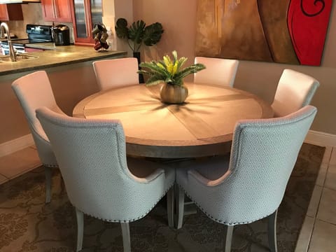 Large Round Dining Table seats 6+