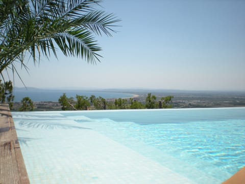 Infinity pool, beautiful views, private location, not overlooked.