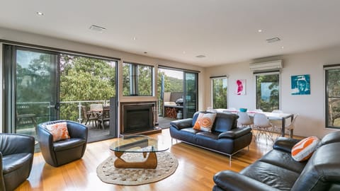Spacious living/dining area