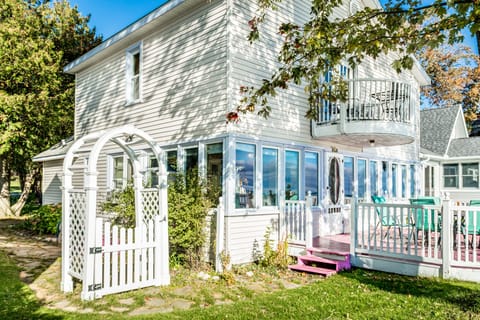 Welcome to The Tea Time Cottage and the beautiful Lake Huron shore!
