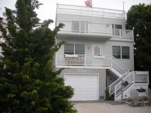 209 16th St. with 3 of the 4 Decks!
