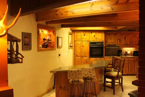 Kitchen bar sits 4