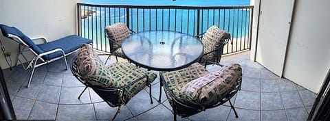 GORGEOUS 180º VIEW OF OCEAN,  BEACH, SPECTACULAR  SUNSETS!
MOUNTAINS 0N FRONT!