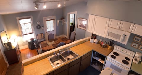 Full-size kitchen and dining table.