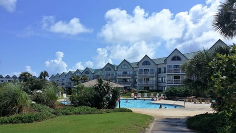 Located in one of the newer buildings, the unit is very close to the pool.
