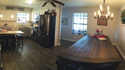 Open kitchen & dining space. Big families welcome. Special events welcome.