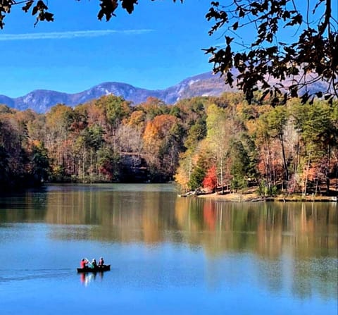 Beautiful Mirror Lake. 10 minute walk from cabin. Parking available.