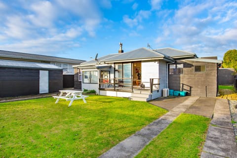 Front of house with nice fully fenced section 