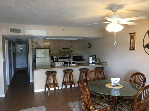 Kitchen, dining area, hallway, 