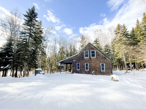 Large parking area for 4 cars or 1-2 trailers. 