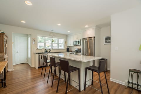 quartz island, seats 6