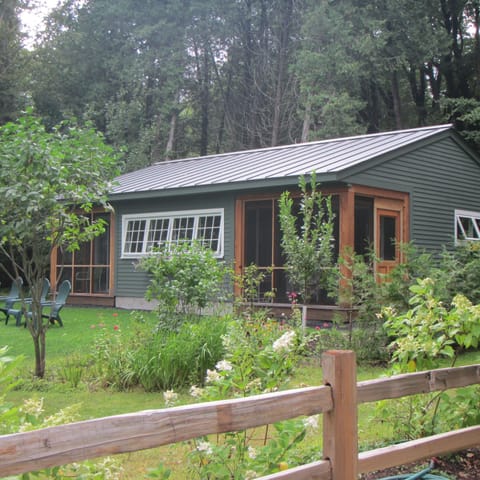 Island View Cottage facing the Lake.